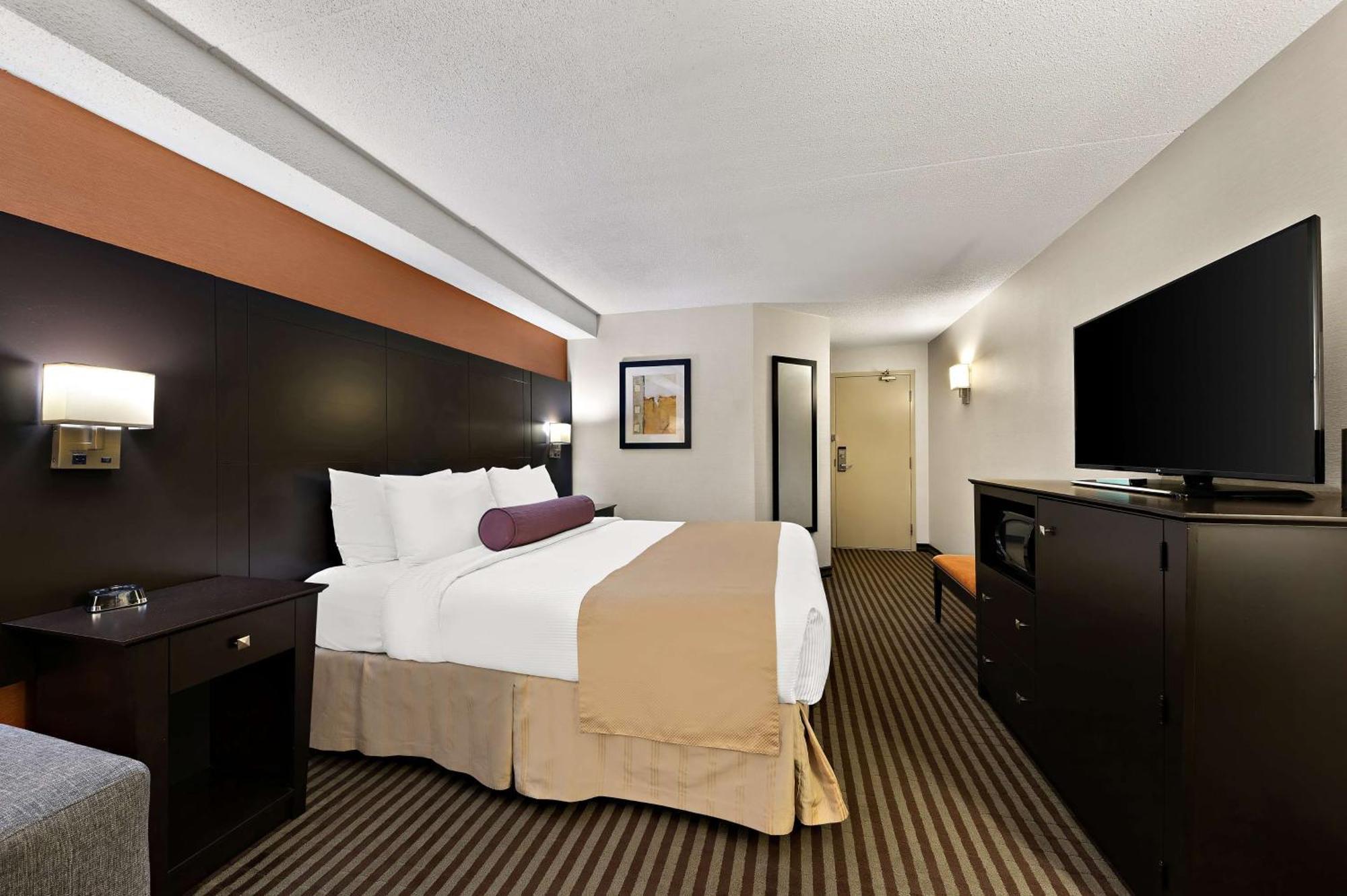 Best Western Plus Toronto North York Hotel & Suites Exterior photo